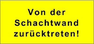 Schild: Von der Schachtwand zuruecktreten !