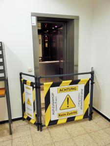 Absicherung des Arbeitsbereiches bei Aufzugsanlagen und Fahrtreppen